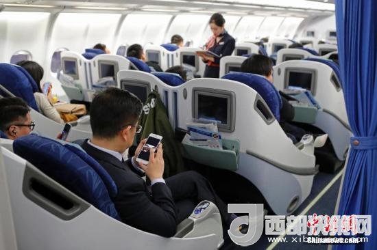 在東航MU5137航班上，旅客全程在飛行模式下可以使用手機。殷立勤 攝
