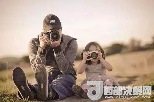 “曾子殺豬”故事在前，最近又有《父母說好考了90分就去看海，被爽約后女孩離家出走》新聞在后。父母如果自己的行為“打臉”了，又怎么能在孩子面前掌握教育的主動權(quán)。