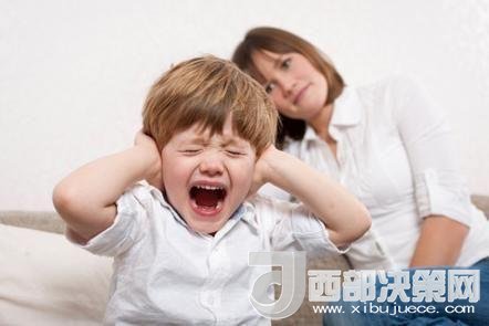 這時孩子可能會一直哭，甚至觀察父母的反應(yīng)。父母這時候可以讓他哭，哭累了自然就會停下，要讓孩子明白“鬧起來沒道理我不會心疼你”。