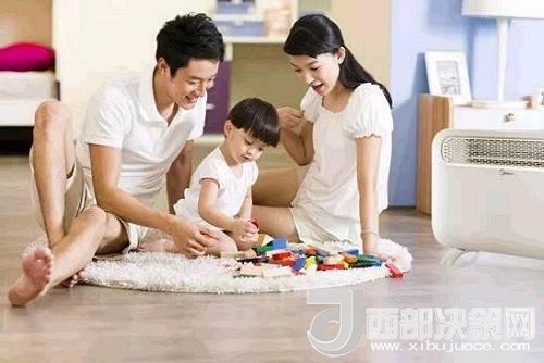 兒童時期，孩子好奇心強(qiáng)，喜歡“打破砂鍋問到底”、“探究性拆東西”、“自言自語做游戲”。這些聽似好笑，看似頑皮的言行舉止，恰恰就是孩子創(chuàng)造火花的閃現(xiàn)。心理學(xué)家鄧斯克認(rèn)為，小孩子在游戲中的“假裝”會大大促進(jìn)他們的發(fā)散思維。
