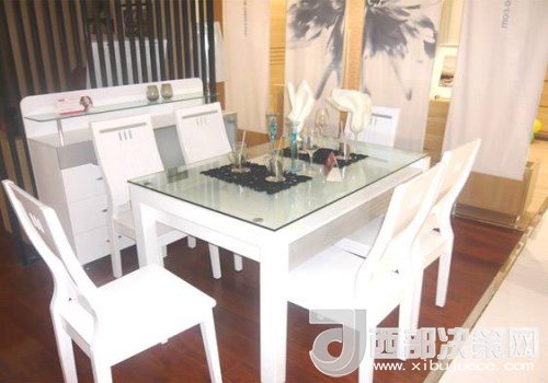 喜歡白色餐桌 但椅子該如何搭配？