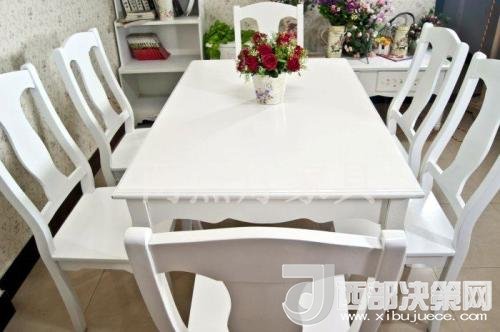 喜歡白色餐桌 但椅子該如何搭配？