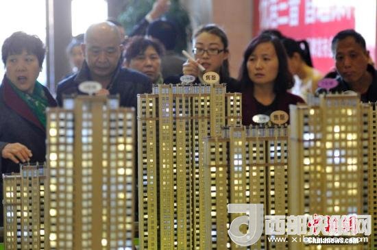 資料圖：民眾選購商品房。 <a target='_blank' >中新社</a>記者 韋亮 攝