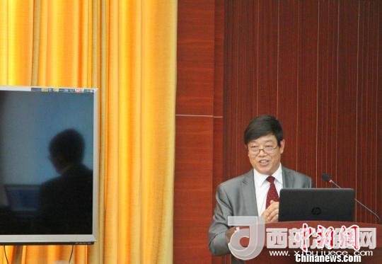 圖為中南大學教授歐陽友權(quán)在現(xiàn)場作了題為“我國文化產(chǎn)業(yè)發(fā)展的三大拐點與高校的責任”報告?！≮w曉 攝