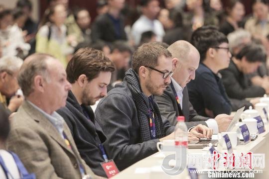 河北工業(yè)設(shè)計創(chuàng)新中心(以下簡稱HIDC)啟動儀式暨“設(shè)計促轉(zhuǎn)型·創(chuàng)新贏未來”國際工業(yè)設(shè)計工作坊26日在河北省省會石家莊市舉行。圖為與會各國設(shè)計師。　肖欣 攝