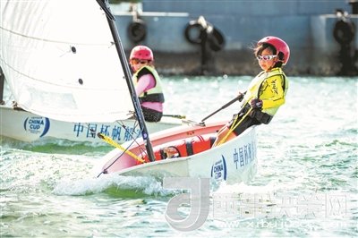 青島市北區(qū)立新小學(xué)學(xué)生參加2017年中國杯青少年帆船OP項目比賽。孫軍/攝