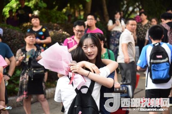 資料圖：一名家屬擁抱走出考場(chǎng)的考生。 王以照 攝