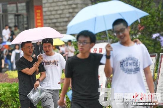 資料圖：6月8日，山西太原，考生打傘走出考場(chǎng)。當(dāng)日，全國(guó)部分地區(qū)2018年高考結(jié)束。 <a target='_blank'  data-cke-saved- >中新社</a>記者 武俊杰 攝