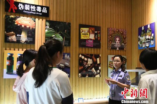山西省司法行政戒毒系統(tǒng)積極面向社會(huì)開展禁毒警示教育。　　　王建軍 攝