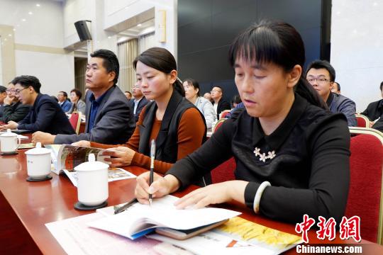 圖為與會嘉賓聆聽專家演講?！±铍h 攝
