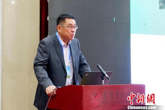 圖為青海省農(nóng)林科學(xué)院副院長、國家大麥青稞產(chǎn)業(yè)技術(shù)體系崗位科學(xué)家遲德釗正在發(fā)言?！±铍h 攝