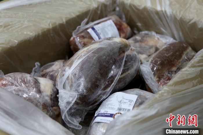 當雄縣援鄂物資中的牦牛肉，圖中的為腱子肉，是牦牛肉中的“極品”。　當雄縣 供圖 攝