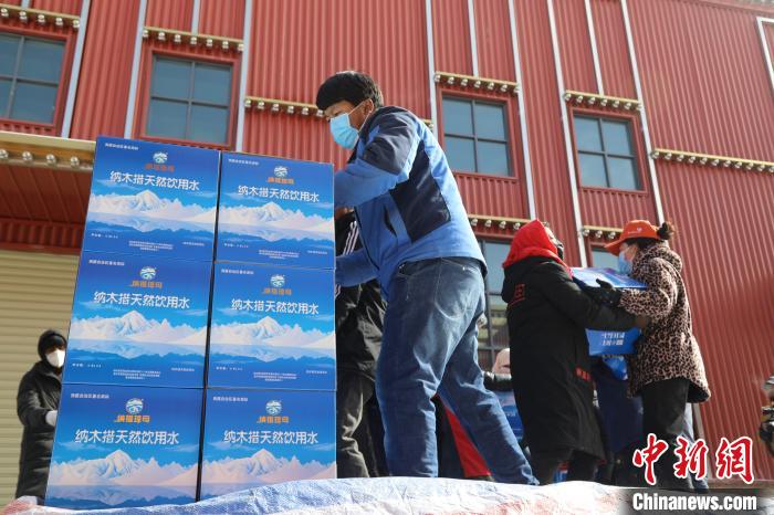 西藏當雄給湖北荊州送去冰川礦泉水、牦牛肉等物資