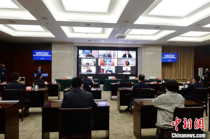 青羊區(qū)2020年重大項(xiàng)目在線(xiàn)集中簽約儀式現(xiàn)場(chǎng)。青羊區(qū)委宣傳部供圖