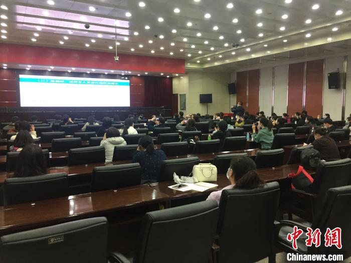 山西選派554名疫情防控指導(dǎo)員駐校指導(dǎo)高三年級(jí)開(kāi)學(xué)疫情防控?！「呷鸱?攝