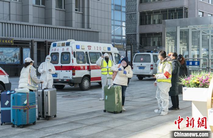 圖為呼和浩特車站“外防輸入”?！∠牧?攝