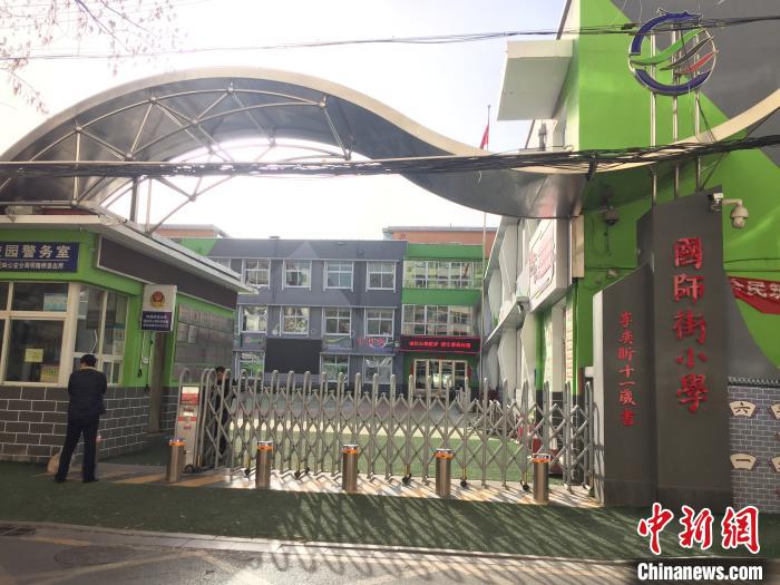 校門口設(shè)置臨時等候區(qū)，區(qū)域四周5米為禁行區(qū)?！「呷鸱?攝