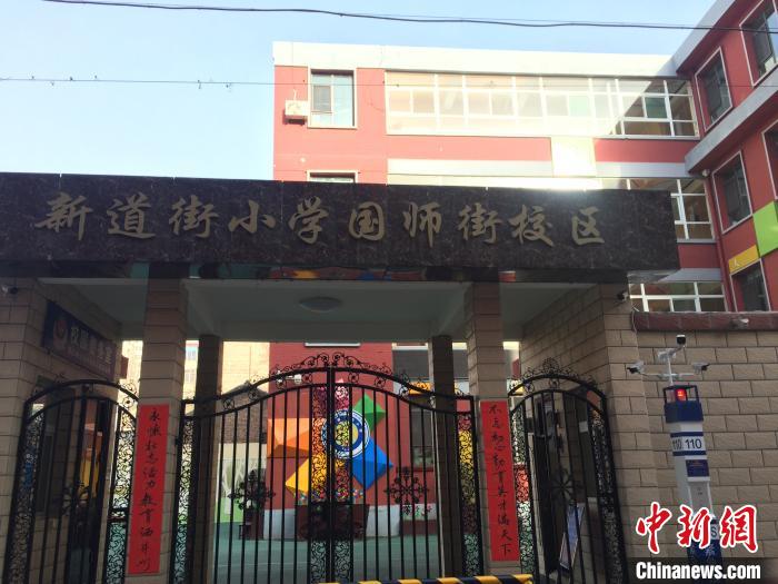 返校學(xué)生要到指定校門口報到，入校時需佩戴口罩，并進(jìn)行身份核驗、實名登記、體溫檢測?！「呷鸱?攝