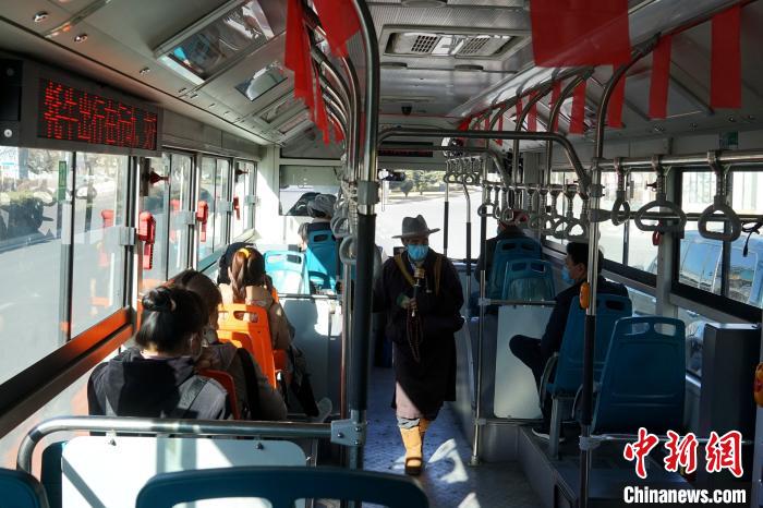 拉薩市民生活如常，圖為民眾戴口罩乘坐公交車?！〗w波 攝
