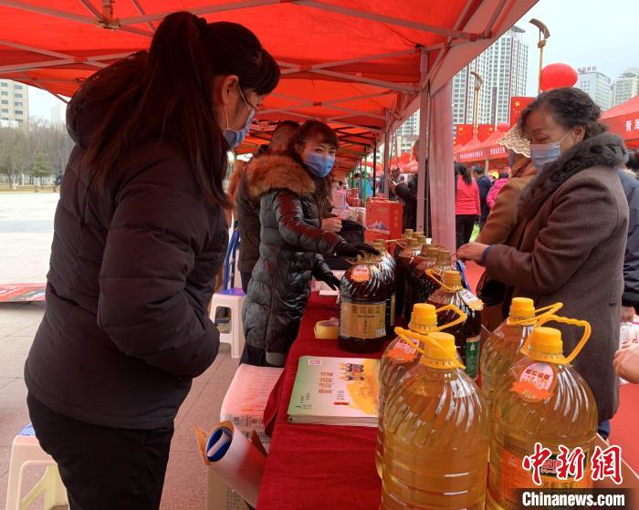 圖為市民們正在采購商品?！O睿 攝