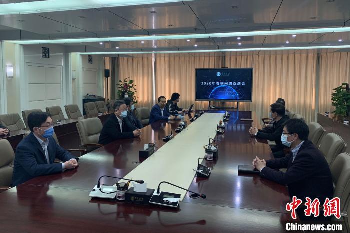 寧夏大學(xué)2020年春季首場(chǎng)綜合類“網(wǎng)絡(luò)雙選會(huì)”現(xiàn)場(chǎng)?！±钆迳?攝