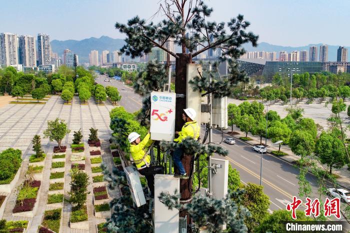 圖為重慶移動工作人員正在安裝5G基站。重慶移動 供圖
