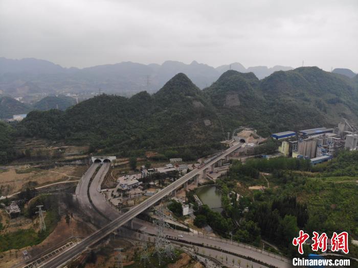 貴州省首條城際高速鐵路——安六鐵路開始聯(lián)調(diào)聯(lián)試。中國(guó)鐵路成都局集團(tuán)公司供圖