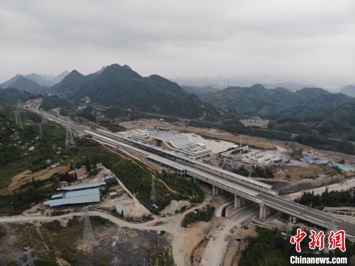 貴州省首條城際高速鐵路——安六鐵路開始聯(lián)調(diào)聯(lián)試。中國(guó)鐵路成都局集團(tuán)公司供圖