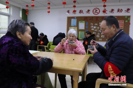 1月13日，志愿者為社區(qū)養(yǎng)老院送臘八粥。當日是中國傳統(tǒng)臘八節(jié)，安徽省合肥市濱湖欣園社區(qū)志愿者為社區(qū)養(yǎng)老院送去臘八粥、慰問品和節(jié)日的祝福。<a target='_blank'  data-cke-saved- >中新社</a>發(fā) 余秀娟 攝