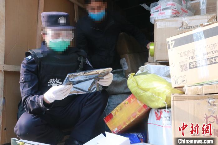 圖為勐康邊檢站民警在對快遞運輸車輛進行例行檢查?！钐?攝