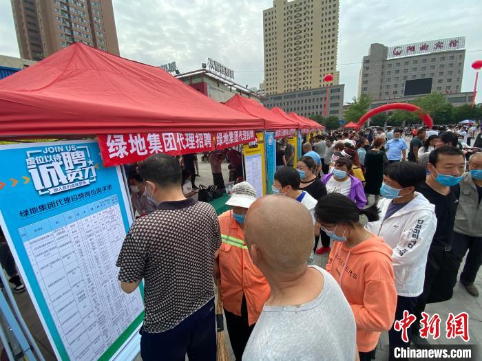 一些知名企業(yè)展臺(tái)前，投遞簡(jiǎn)歷、咨詢就業(yè)的人絡(luò)繹不絕。　屈麗霞 攝