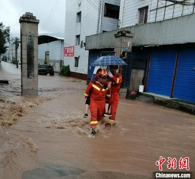 圖為消防救援人員營(yíng)救被困民眾。　重慶萬(wàn)州區(qū)委宣傳部供圖 攝