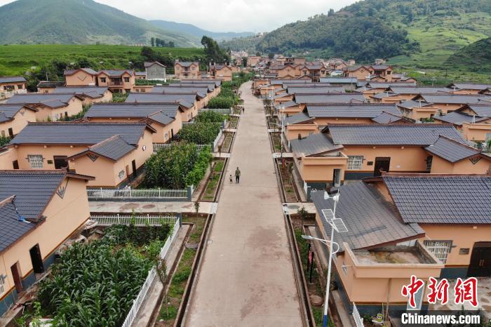平坦的水泥路從村民居住區(qū)穿過?！埨?攝