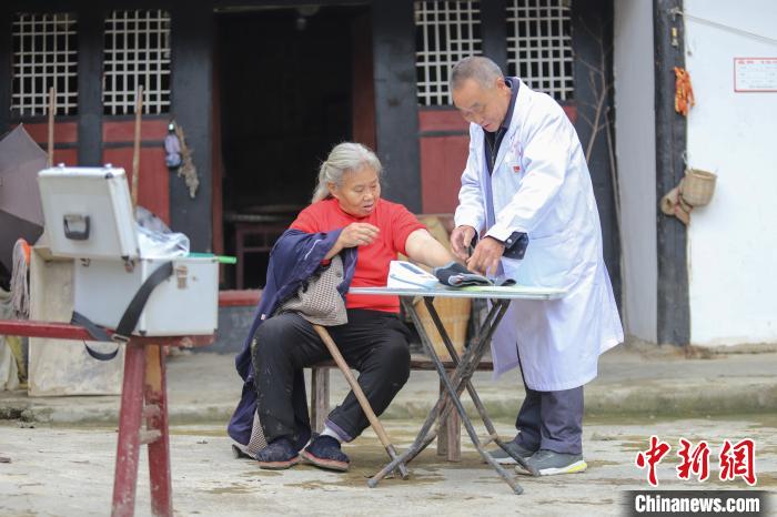 資料圖，貴州村醫(yī)給村民看病?！■暮陚?攝