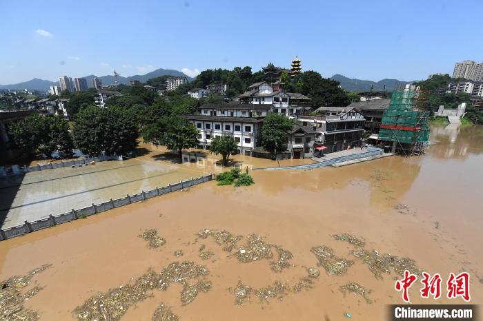 圖為7月27日，嘉陵江重慶段水位持續(xù)上漲，千年古鎮(zhèn)磁器口低洼段已被洪水淹沒?！￡惓?攝