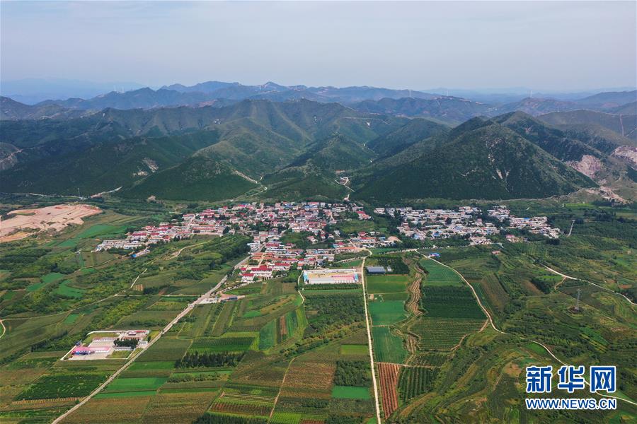 （新華全媒頭條·走向我們的小康生活·圖文互動(dòng)）（13）長(zhǎng)城腳下，小康村串成“珍珠鏈”