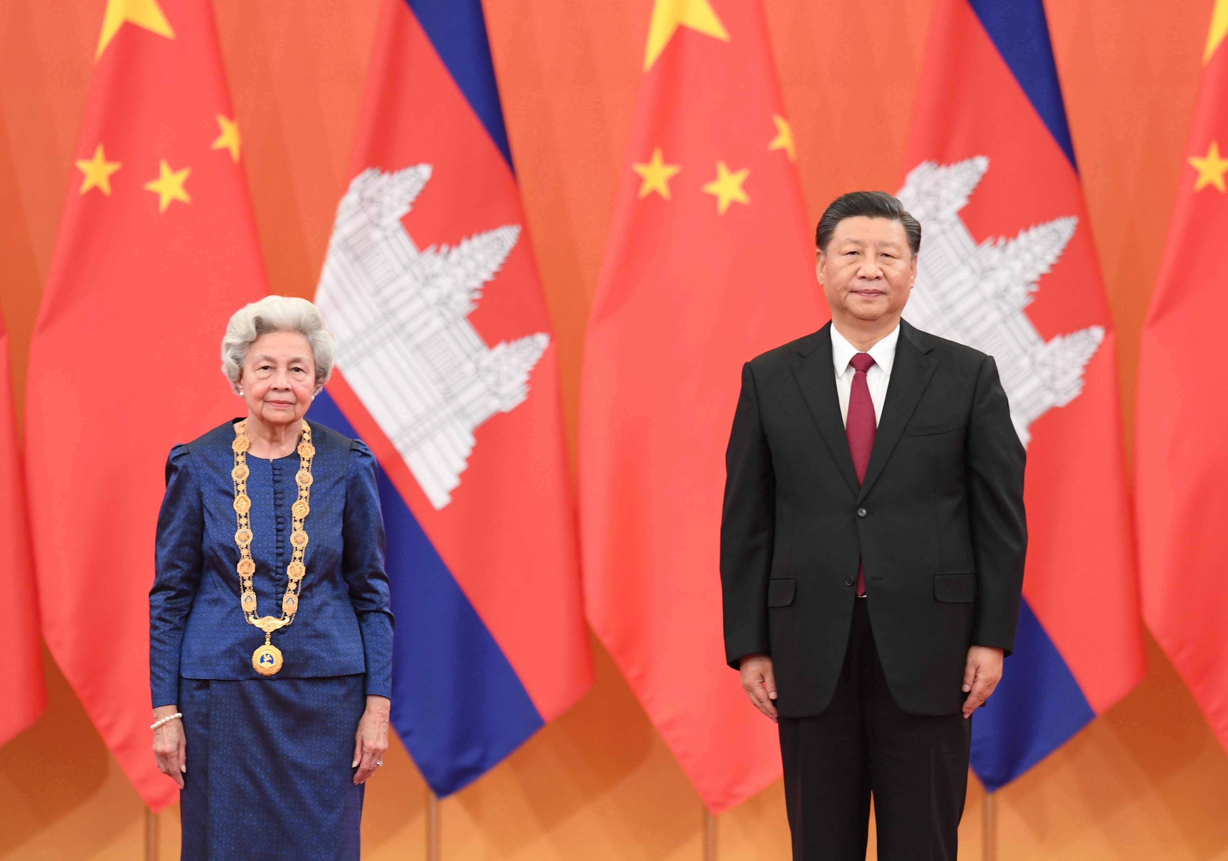 11月6日，國家主席習(xí)近平在北京人民大會堂為柬埔寨太后莫尼列舉行中華人民共和國“友誼勛章”頒授儀式。