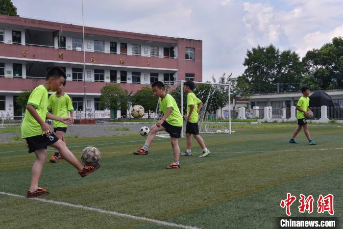 人大代表呼吁篩查防控青少年頸椎、脊柱等健康問題