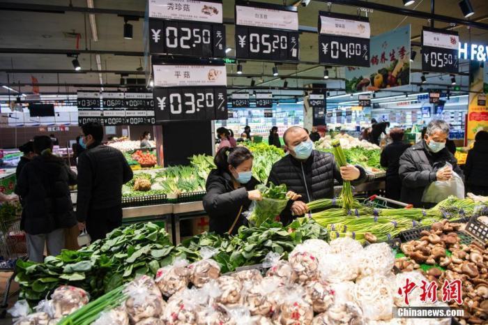 資料圖：民眾在超市采購商品。<a target='_blank'  data-cke-saved- >中新社</a>記者 侯宇 攝