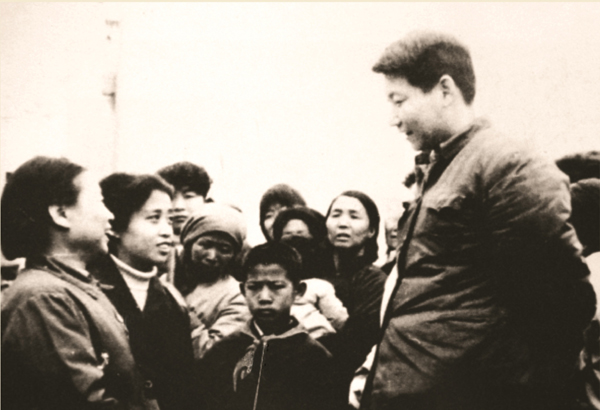 1983年，時任中共正定縣委書記的習(xí)近平同群眾交談。