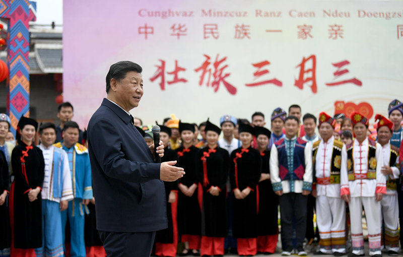 2021年4月27日，習(xí)近平總書記在南寧市廣西民族博物館外，同參加三月三“歌圩節(jié)”民族文化活動(dòng)的各族群眾親切交流。