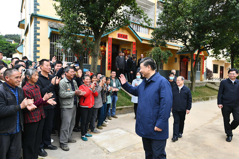 2021年4月25日，習(xí)近平總書記在桂林市全州縣才灣鎮(zhèn)毛竹山村考察時(shí)，同鄉(xiāng)親們親切交流。
