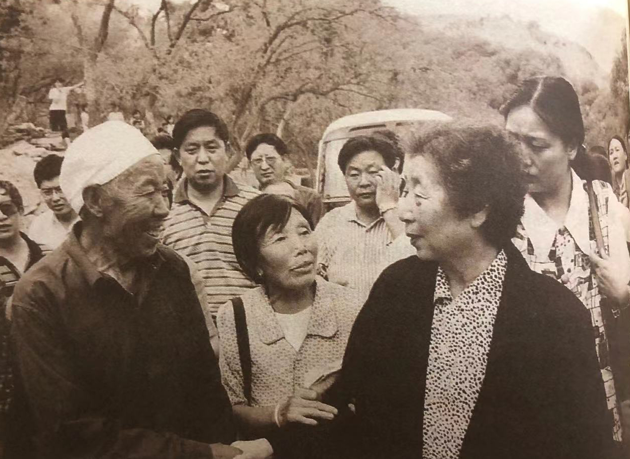2000年夏天，齊心回到郝家橋村看望鄉(xiāng)親。 來(lái)源《習(xí)仲勛畫傳》 