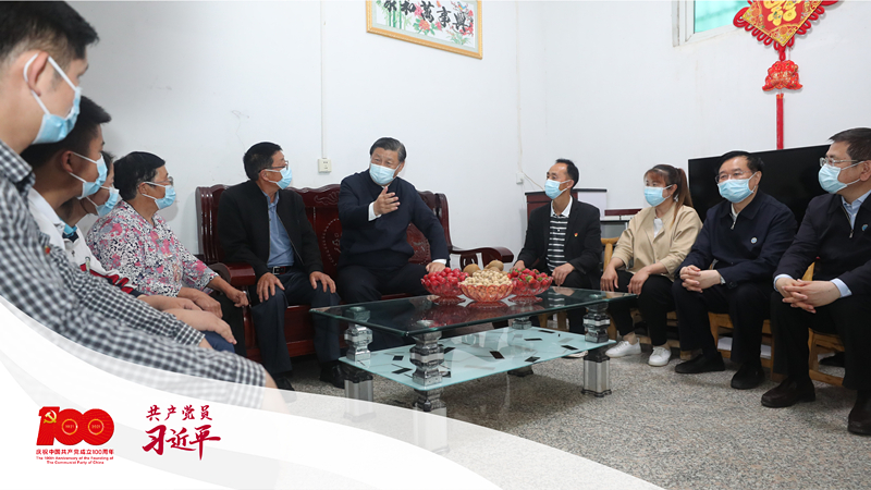 2021年5月13日下午，習近平總書記在河南省南陽市淅川縣九重鎮(zhèn)鄒莊村，同移民戶鄒新曾一家三代圍坐在一起聊家常。