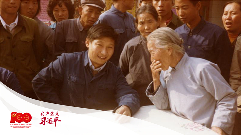 這是1983年，時(shí)任河北正定縣委書記的習(xí)近平（前排居中），臨時(shí)在大街上擺桌子聽取老百姓意見。