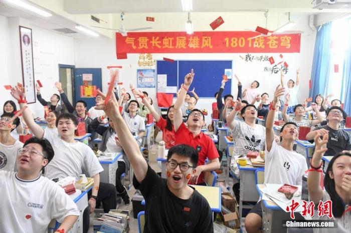 資料圖：6月6日，湖南長沙同升湖實(shí)驗(yàn)學(xué)校教師與考生拋起紅包迎接高考。 楊華峰 攝