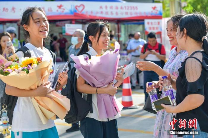 資料圖：6月10日，海南省海口市海南中學(xué)考點(diǎn)外，家長(zhǎng)為剛剛走出考場(chǎng)的考生送上鮮花。當(dāng)日，海南省2021年高考結(jié)束 。 <a target='_blank'  data-cke-saved- ><p  align=