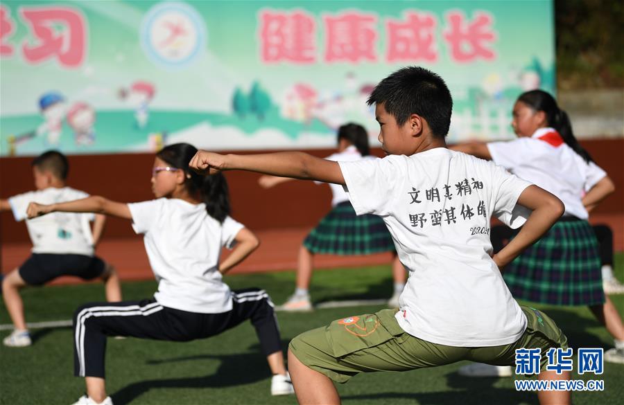 （習近平的小康故事·圖文互動）（3）“文明其精神，野蠻其體魄”——習近平同少年兒童的故事