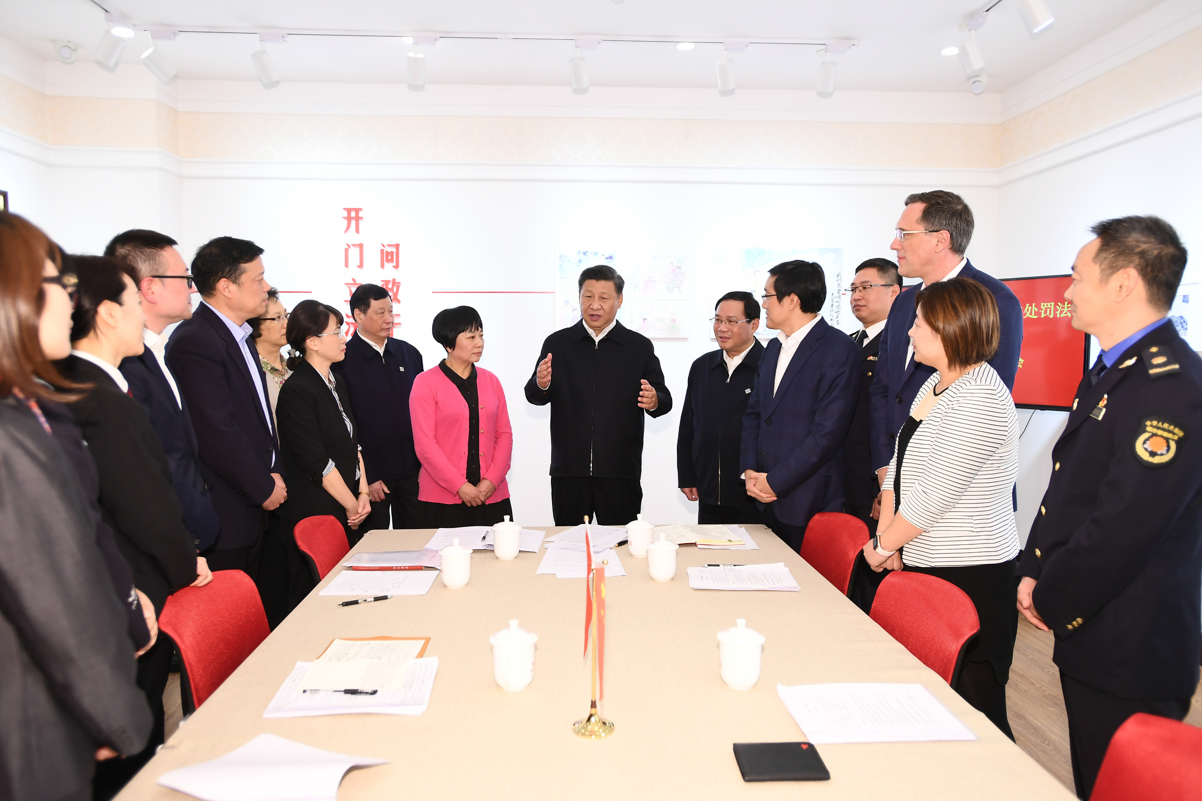 2019年11月2日，習(xí)近平總書記在上海長寧區(qū)虹橋街道古北市民中心，同正在參加立法意見征詢的社區(qū)居民代表親切交流。